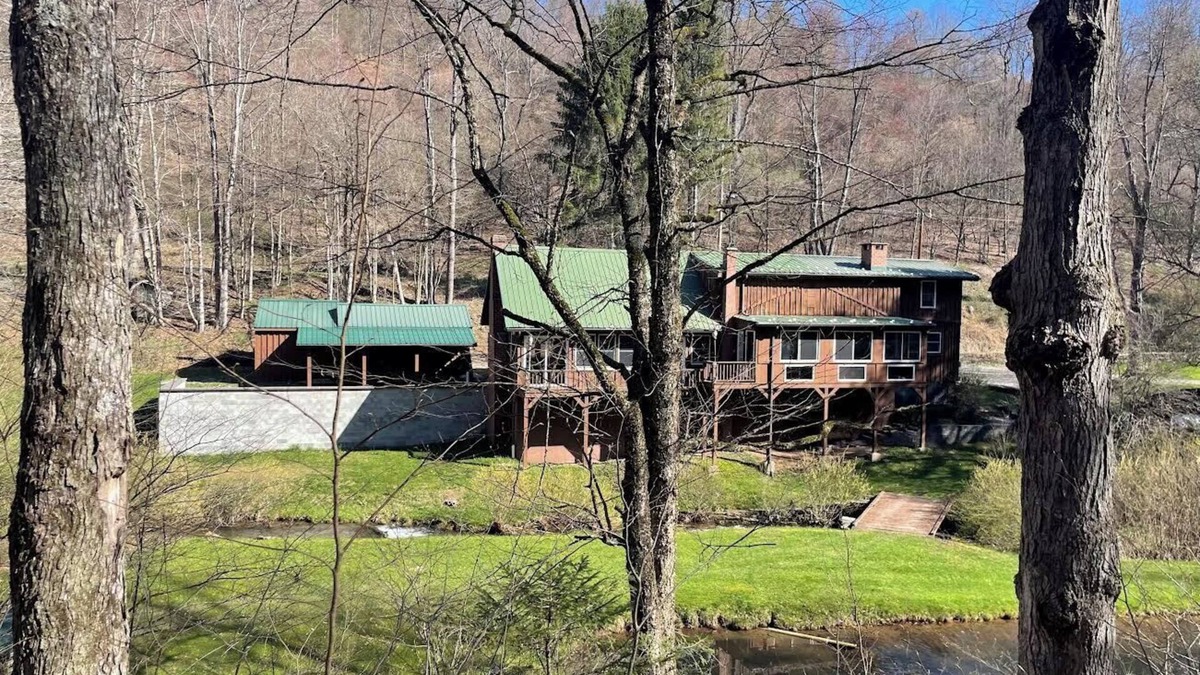 Cedar Run Cabin | Large family mountain retreat on Buck Run with a stocked pond in Leetonia Pa.