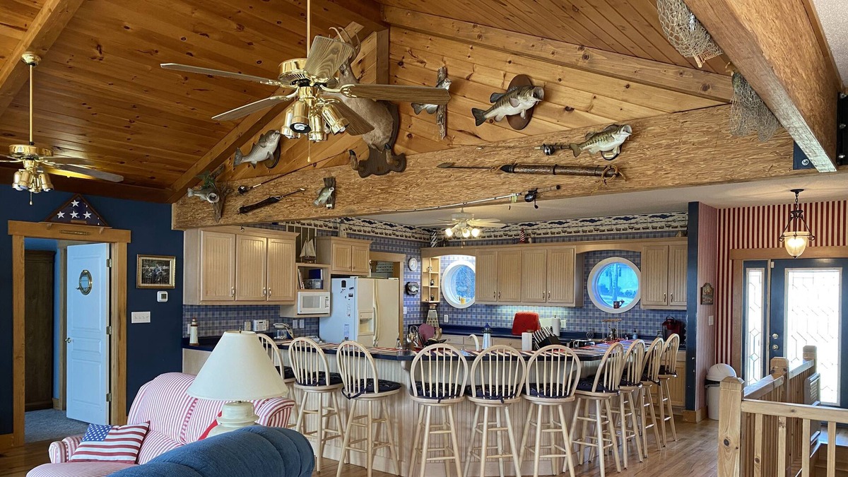 Lake Oconee House | LARGE family - NO PROBLEM! 10 pp main house + attached Pirate’s Hut 14 pp more!