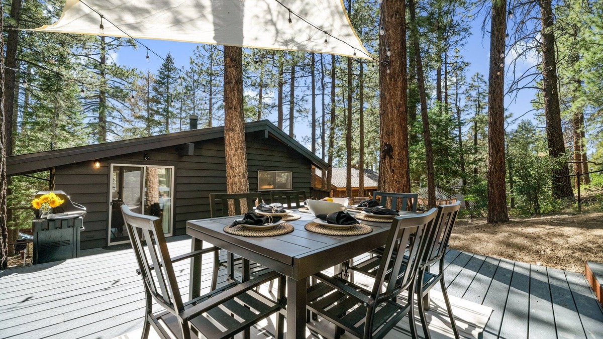 Moonridge Cabin | Large Fenced Yard AC Fire Pit EV Walk to Zoo ~ Antler Inn