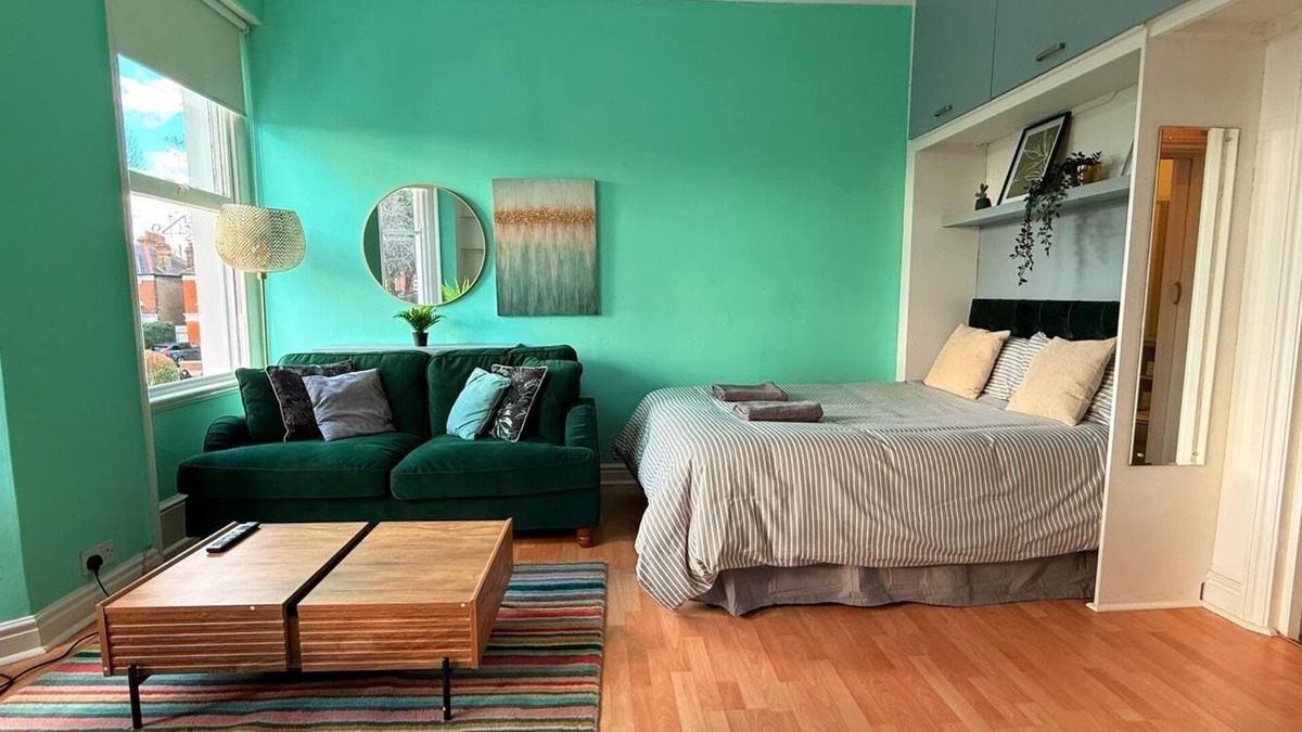 Ravenscourt Park Apartment | Large flat close to tube zone 2