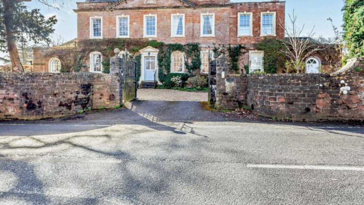 Chew Magna House | Large Georgian Manor House in Idyllic Foodie Heaven Somerset Village Near Bath