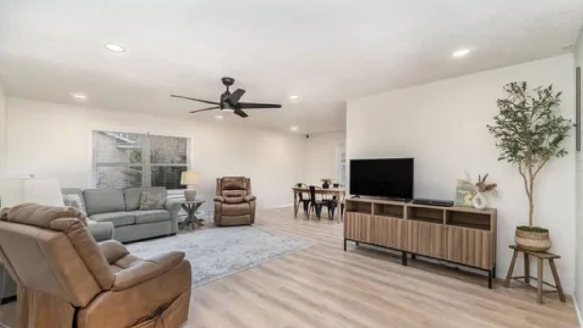 Bay City House | Large Group, Family, Bachelorette Parties Handicap,Dow Staff, Traveling Medical