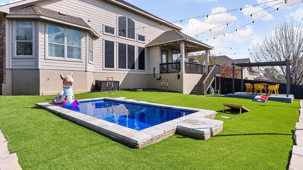 Round Rock House | Large Group Oasis: Pool, Arcade Games, Turf, min to Kalahari and Dell Diamond