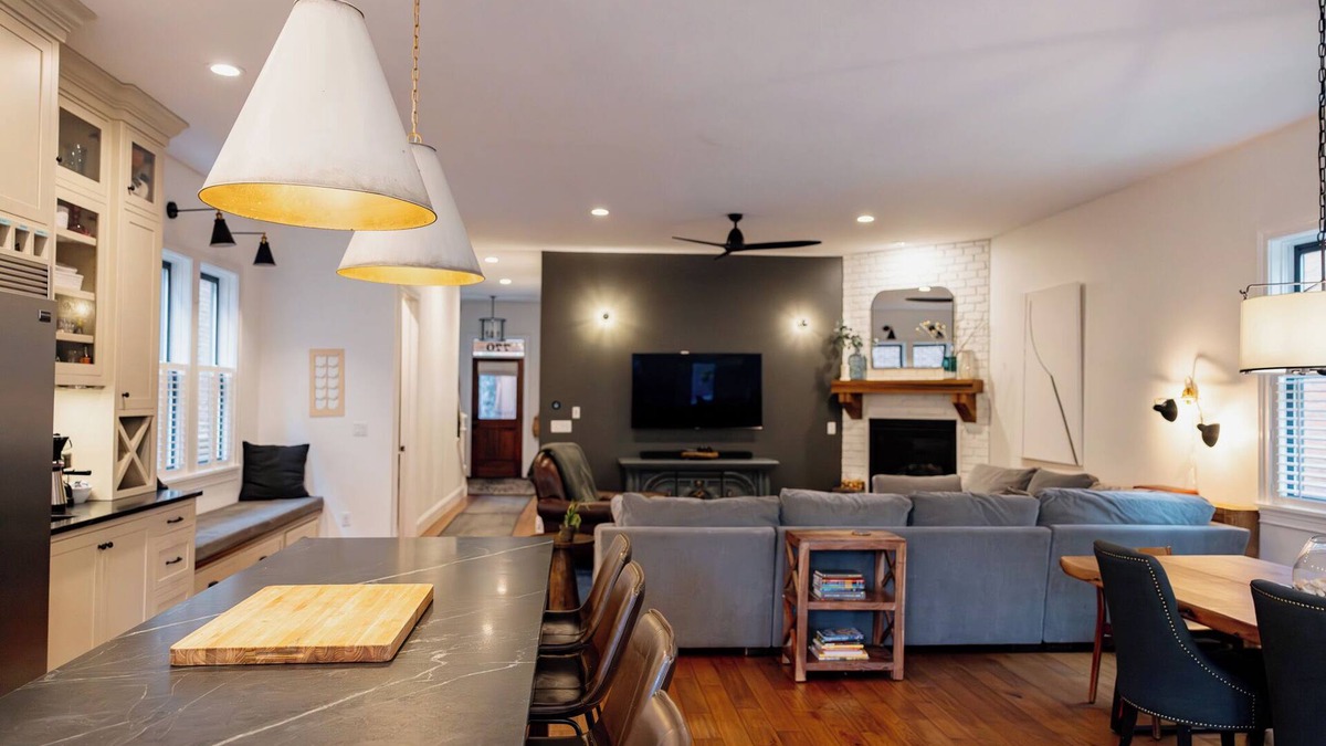 Italian Village House | Large Groups *GameRm *5Queens/1King *High St .2mi