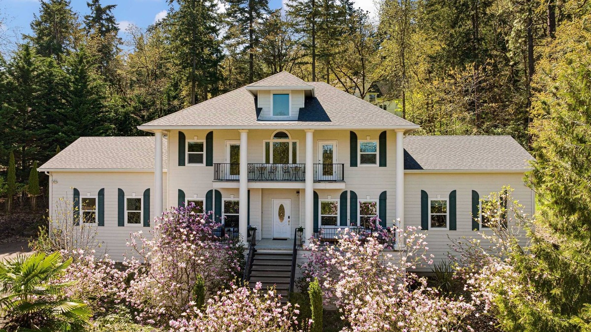 Fox Hollow House | Large Groups Welcome! 4100sq feet! Giant hot tub, game room, views!