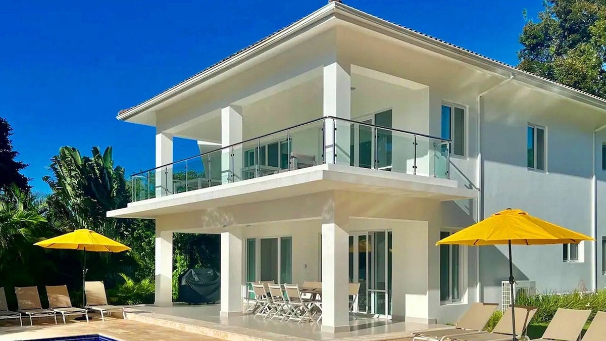 Urbanizacion Tavarez Villa | Large guest-friendly luxury party villa in downtown Sosua!