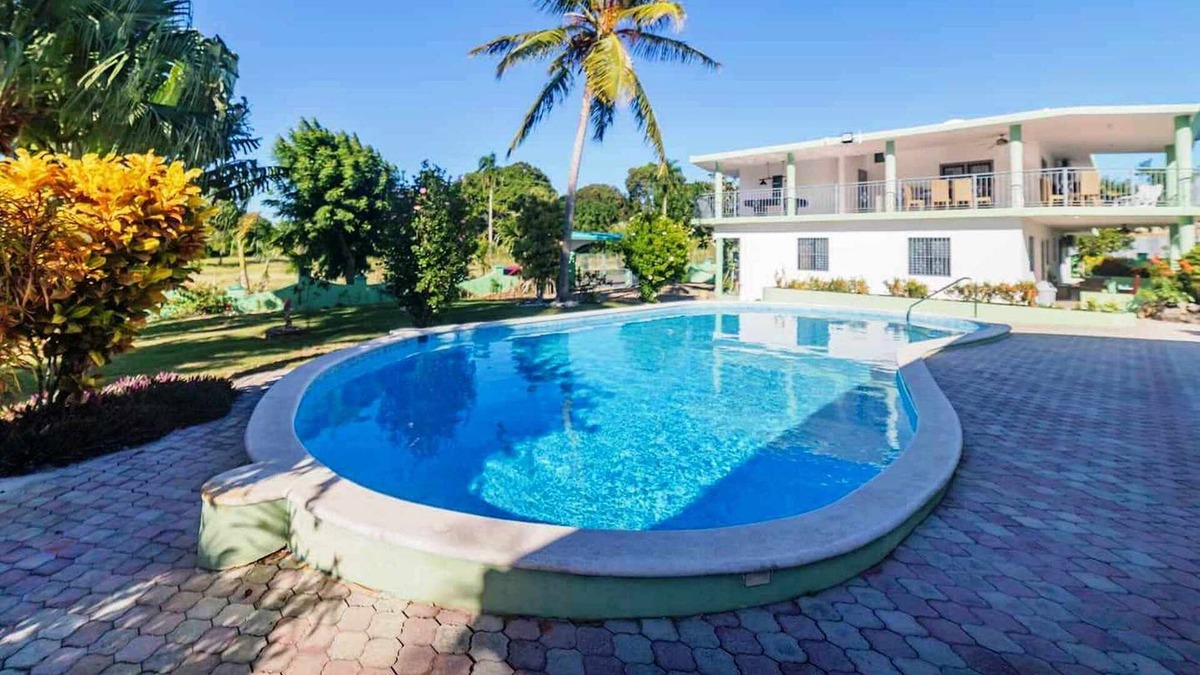 Urbanizacion Tavarez Villa | Large guest-friendly villa x 16 guests in Sosua, garden/pool, snooker, volley!