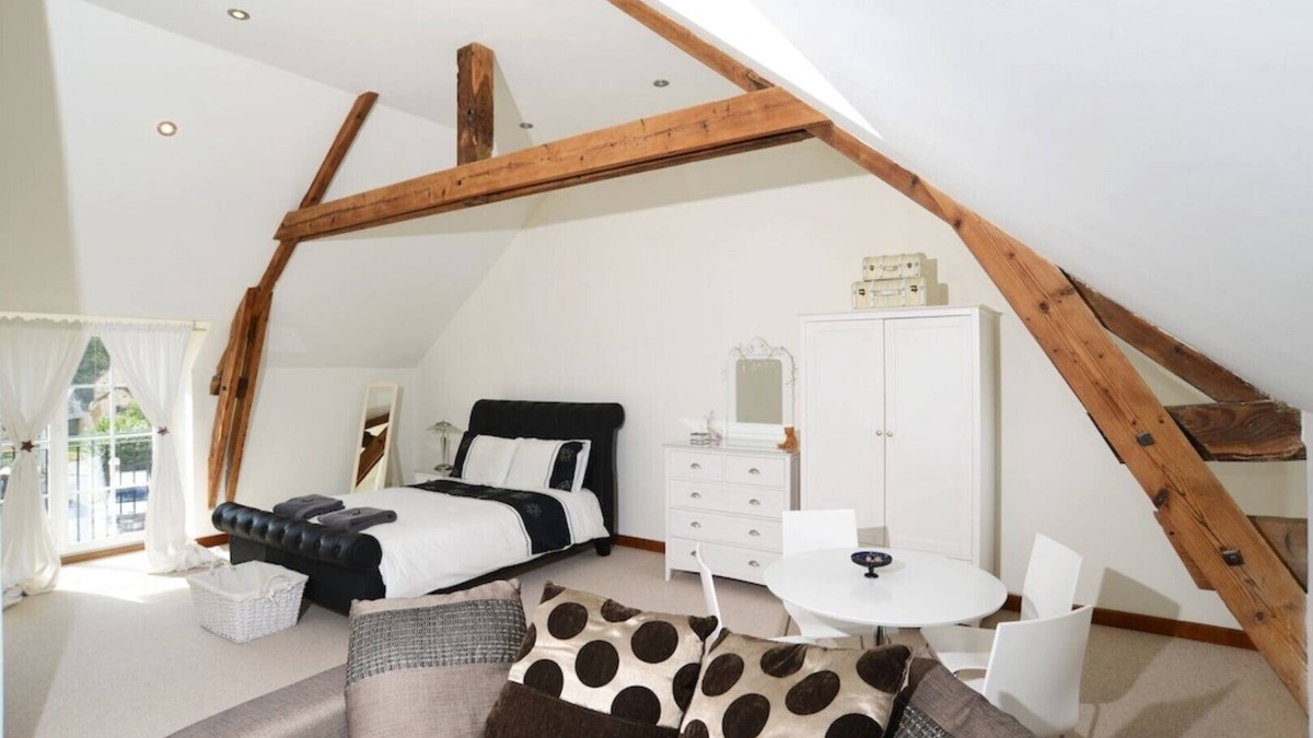 Desertines House | Large Holiday Home - 5 big bedrooms | Heated Indoor pool | Games room | no pets