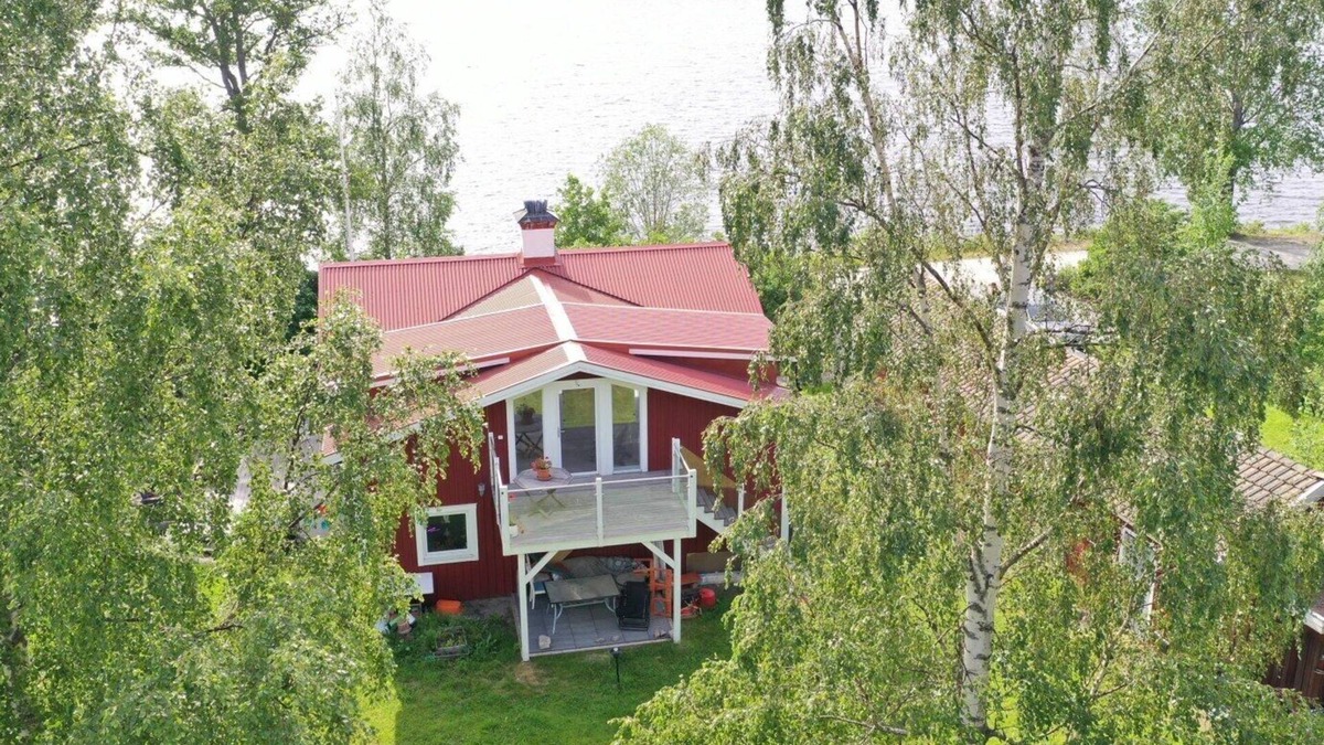 Soderbarke Ski Chalet | Large holiday home right on the lake in a dream location