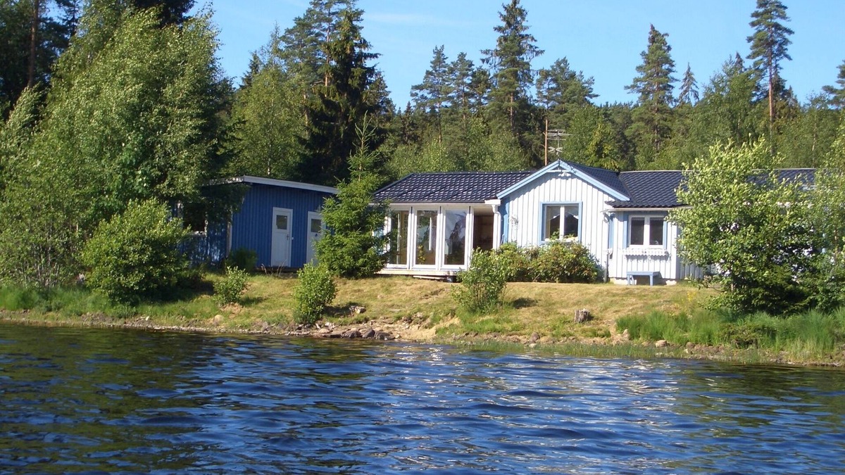 Bottnaryd House | Large holiday home right on the lake Mulserydsjön with sauna
