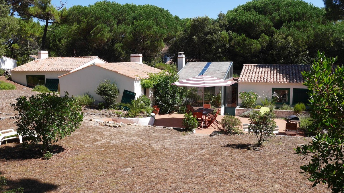 L'Epine House | Large holiday home with direct access to the sea