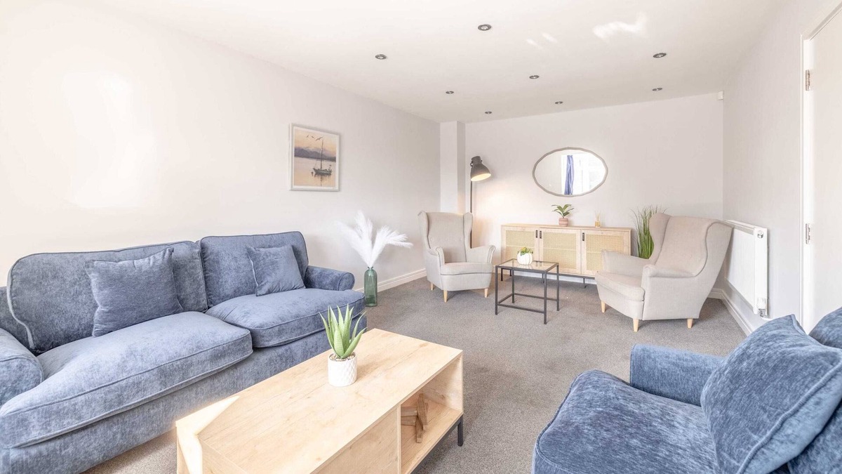 Langley Marish House | LARGE HOME - 4 BED/3 BATH & DRIVEWAY PARKING