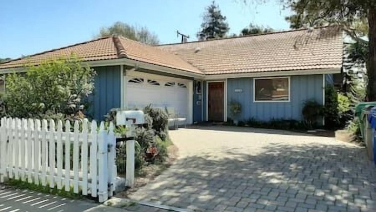 West Mesa House | Large home, 4Bdrms, parking. 1 block Mall, near Park-Ocean steps, 5 min Dwntn SB