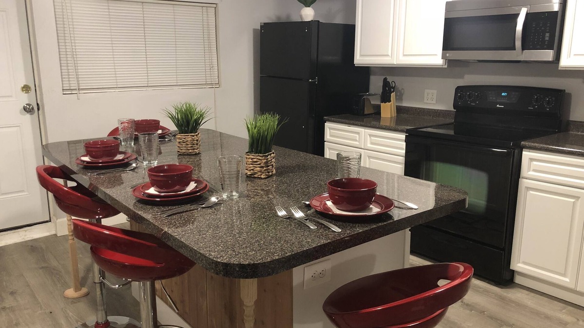 Niagara Falls House | Large Home Accommodates Up To 15 In Niagara USA