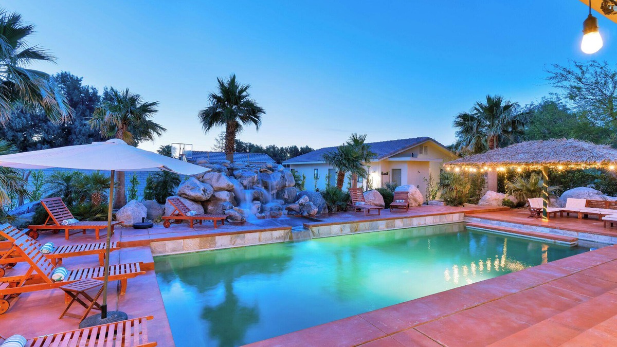 Desert Hot Springs House | Large home +>acre compound, sleeps 20,pickle +basketball,15 mins to PS,billiards
