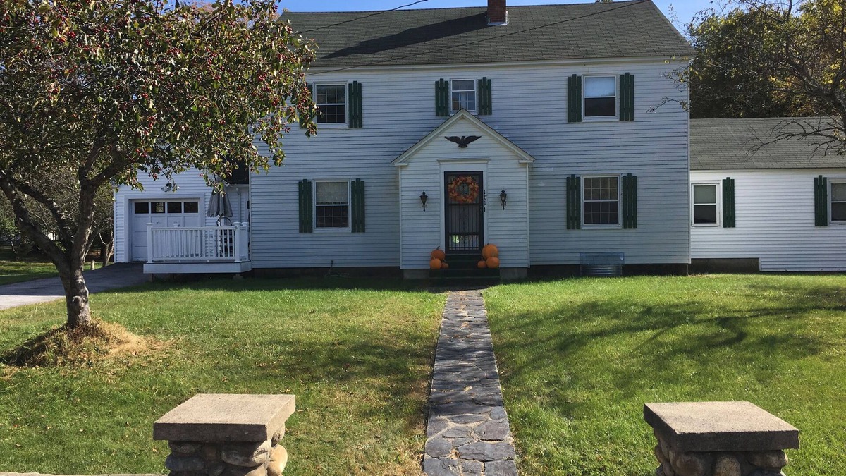 Lincoln House | Large home, Great Reviews, 5 Min Walk to Downtown; 2 miles to Loon Mtn. Resort