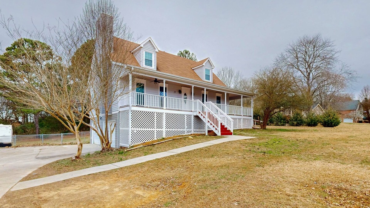 Cartersville House | Large home near downtown Cartersville with covered porch & W/D