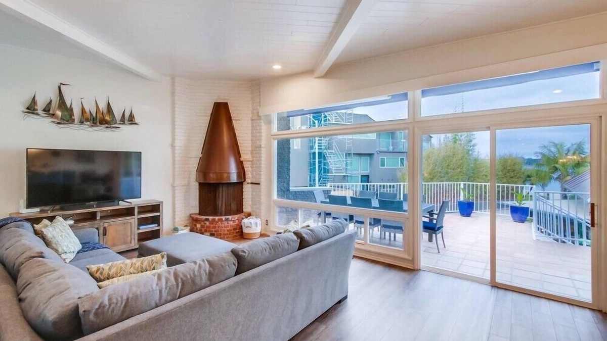 South Mission Beach House | Large Home, One-House from Bay w/AC, 4 Car Parking, New Upgrades
