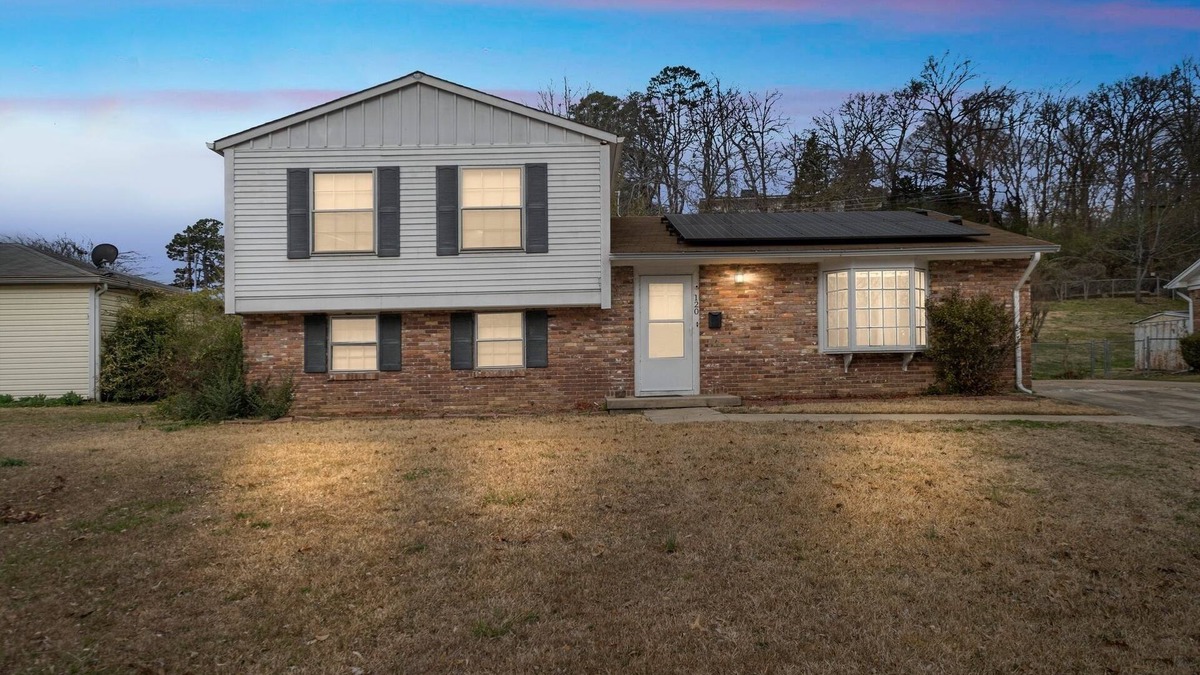 Little Rock House | Large Home Sleeps 11 Adults. Great for Contractors