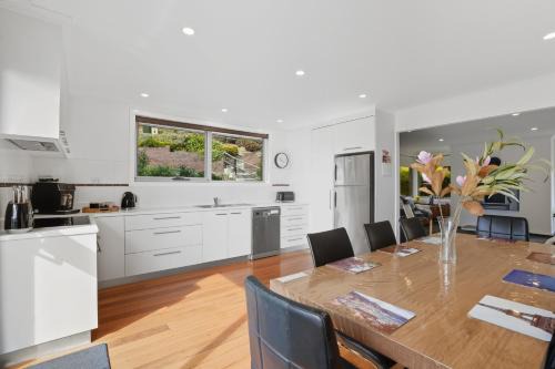 West Hobart House | Large house close to the city tranquil setting