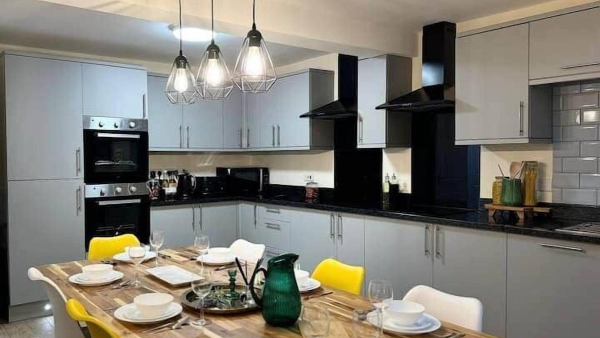 Nottingham House | Large House for 21 Guests | 8 Bedrooms, 13 beds