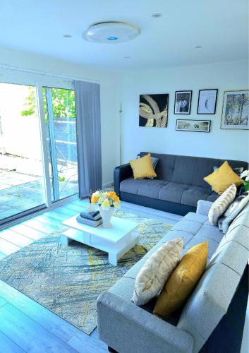 Chatham Apartment | Large House, Home for Contractors- Park Free