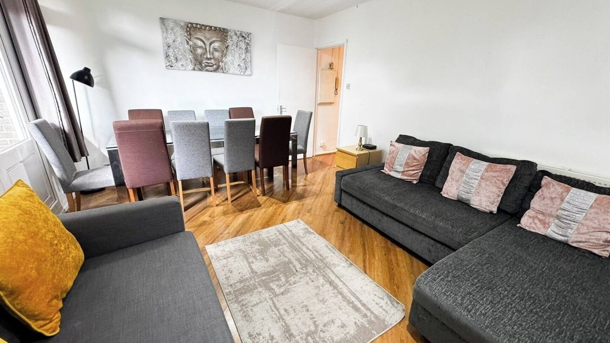 Whitechapel House | Large house in Liverpool Street