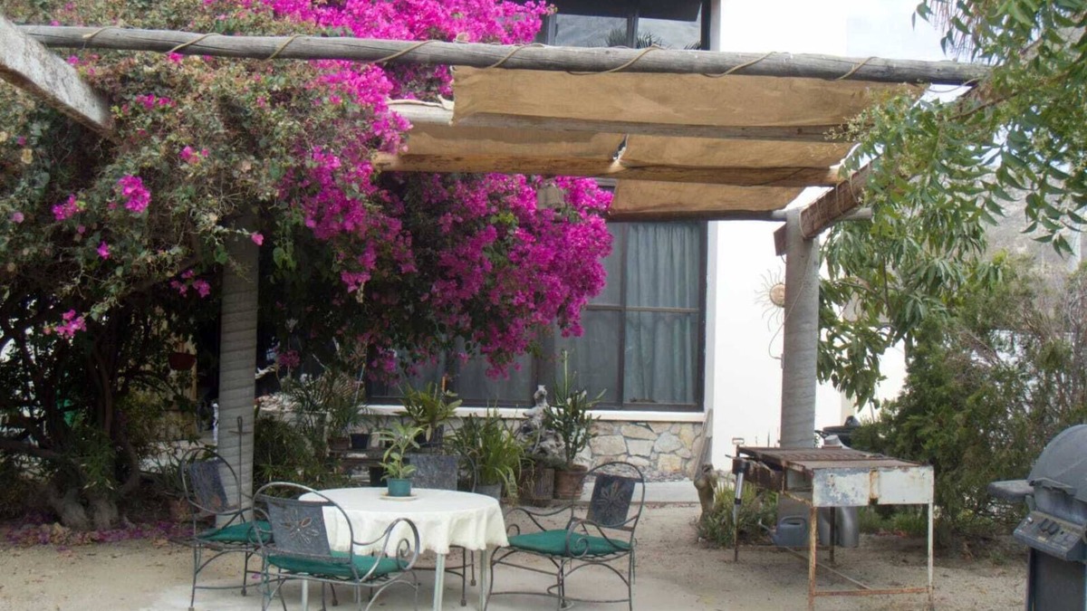 Mauricio Castro House | Large house on a hill with a spectacular view over the sea and mountains