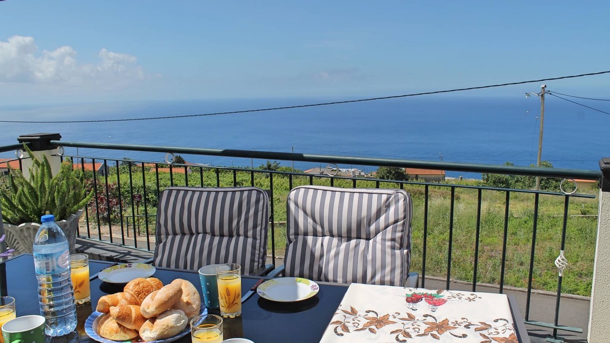 Estreito da Calheta Villa | Large house, sunny Calheta | Casa Vista Bela