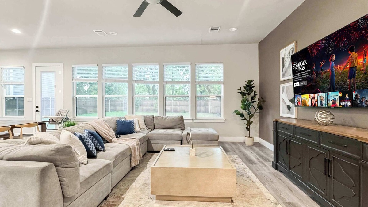 Dallas House | Large House | Sleeps 12 Guests | Near City Center