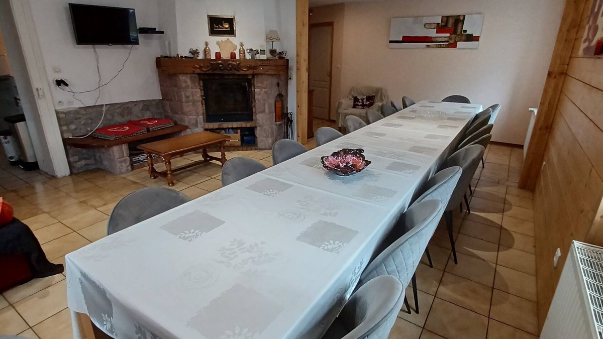 Le Bonhomme House | LARGE HOUSE SLEEPS 24 IN THE MIDDLE OF THE MEADOWS