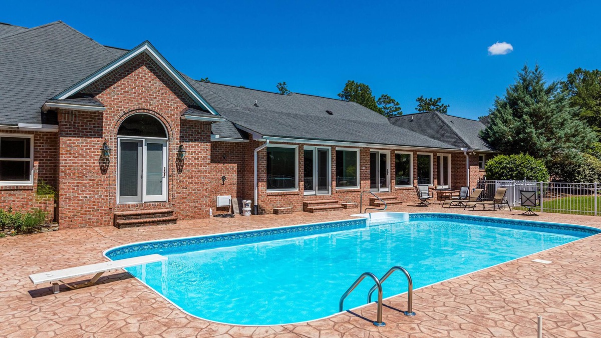 Pinehurst House | Large House w/Private pool - perfect for Golfing Groups 12 beds