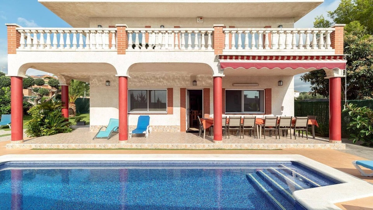 Cubelles Villa | Large house, with pool, barbecue, garden, wifi 1500 meters from sandy beach