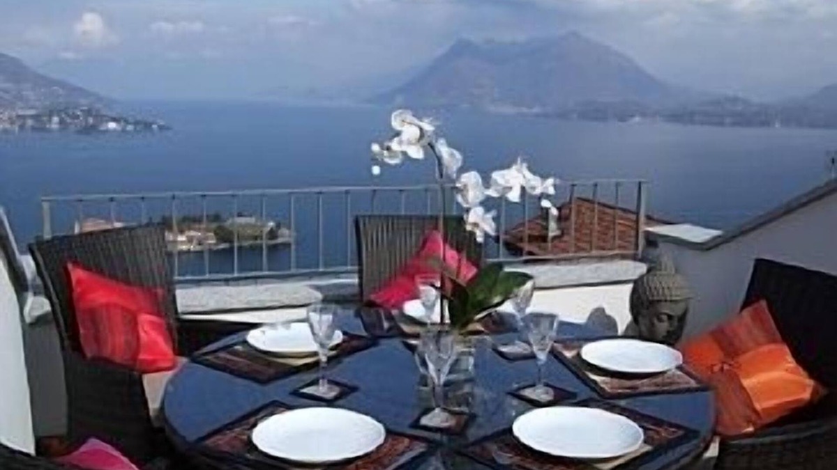 Someraro House | Large House with Rooftop Sun Terrace and Lake View