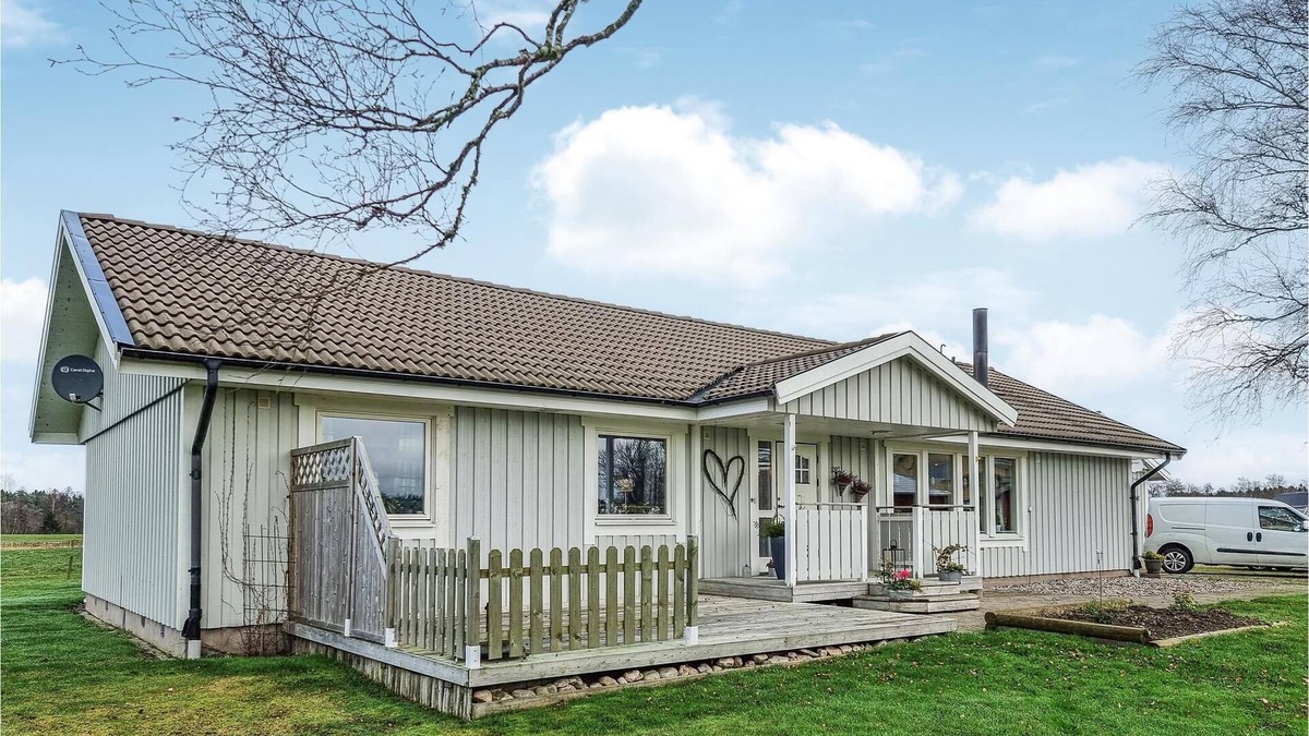 Nossebro House | Large, inviting Ferienhus with great conservatory and views of the surrounding fields.