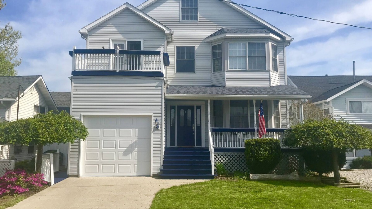 Mitiwanga House | Large Lake House - Just Steps Away From The Beach in Private Community