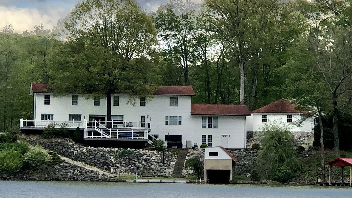 Waverly House | LARGE LAKE HOUSE with HOT TUB and GAME ROOM