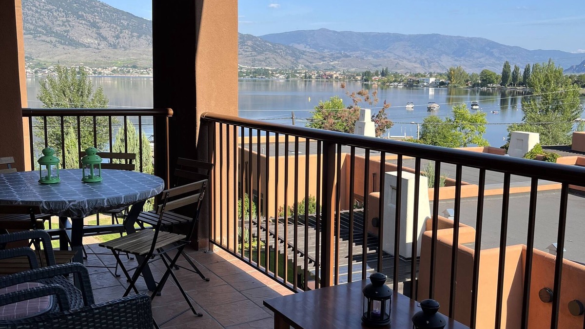 Okanagan-Similkameen Condo | Large Lakefront 3 Bed Condo With Gorgeous Osoyoos Lake and Mountain Views