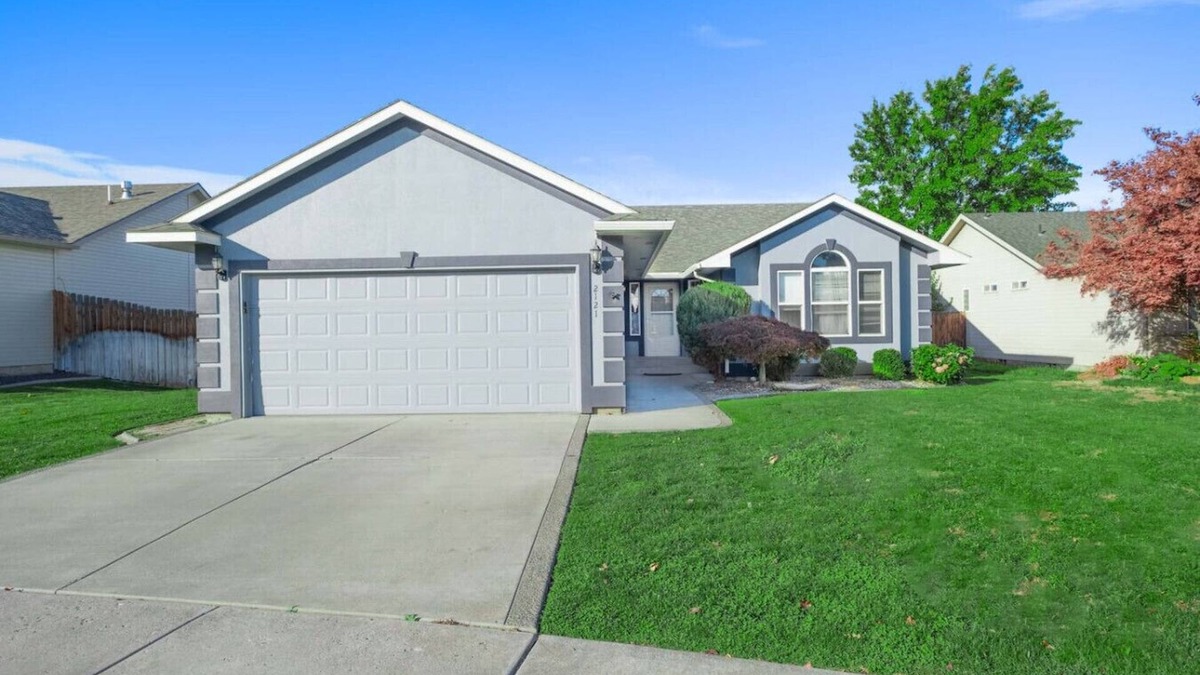 Tri-Cities House | Large Living Space, Private Garage & Yard #2121