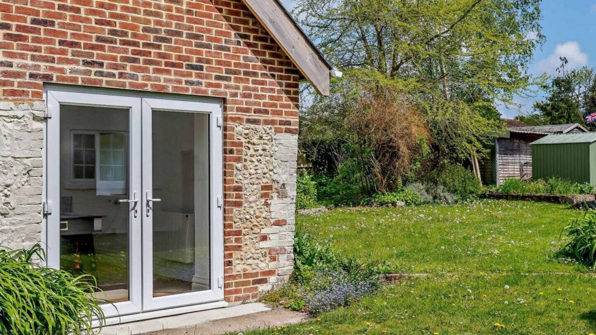 Ford House | Large, Lovely 1814 Farmhouse, Renovated & Modernised. Large Spacious Rooms