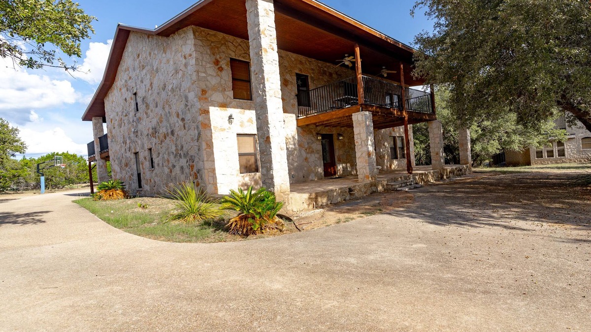 Sabinal House | Large Lodge located in Mountain Valley