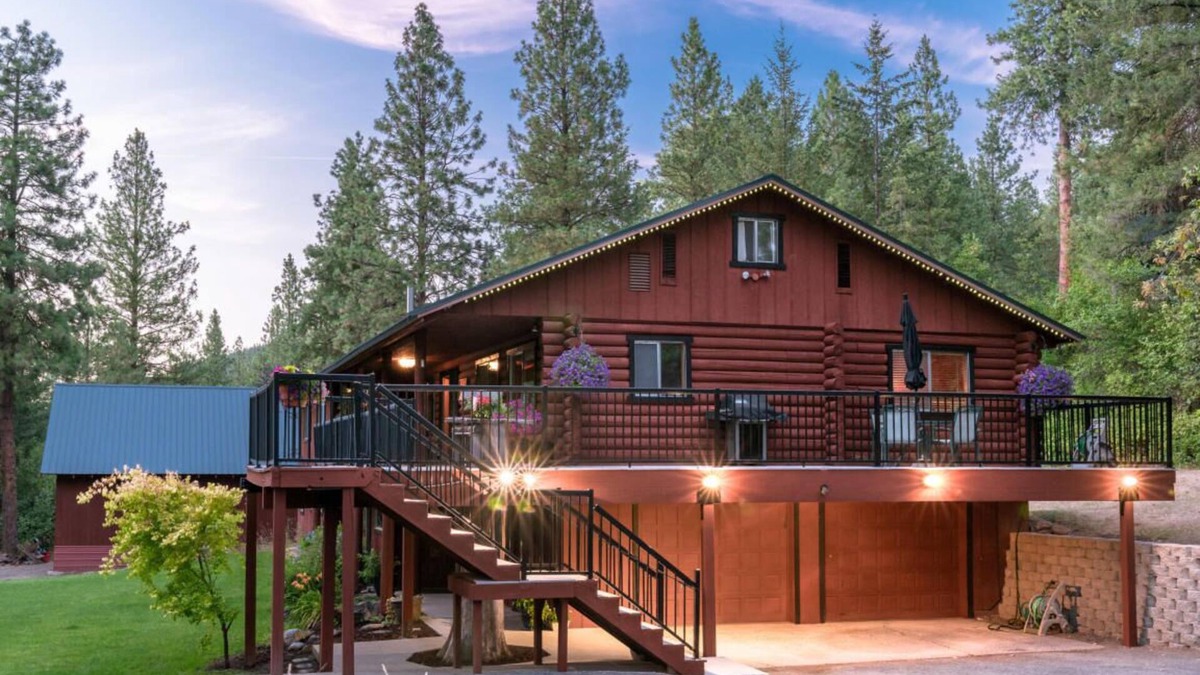 Leavenworth House | Large lodge with hot tub, theater, acreage and close to town! #STR 000330