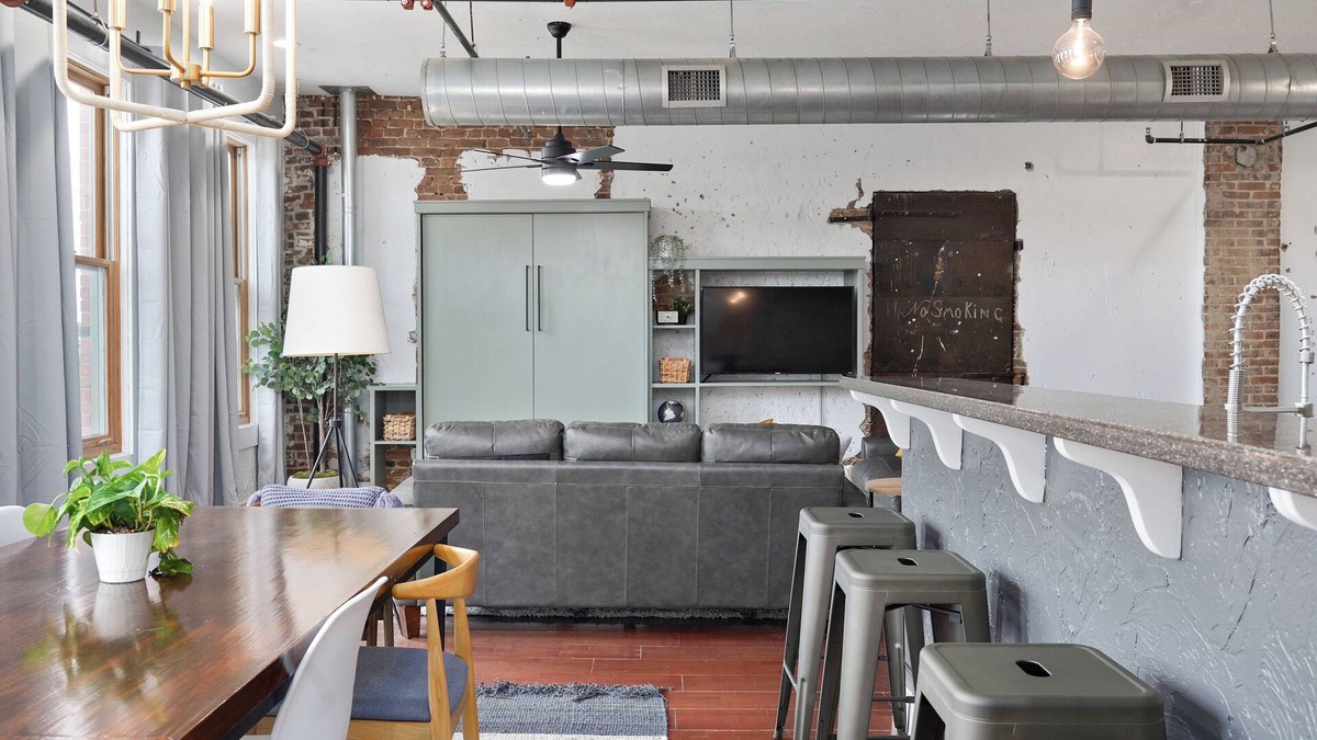 Springfield Apartment | Large loft apartment with Wifi and AC in Springfield