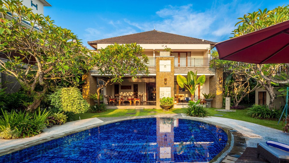 Kerobokan Villa | Large Luxury 5Br Pool Villa with Free Breakfast in Kuta!