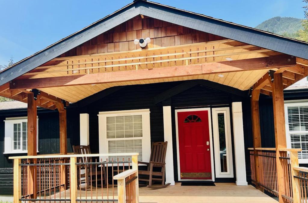 Packwood House | Large LUXURY Cabin on 10 Acres with Hot Tub