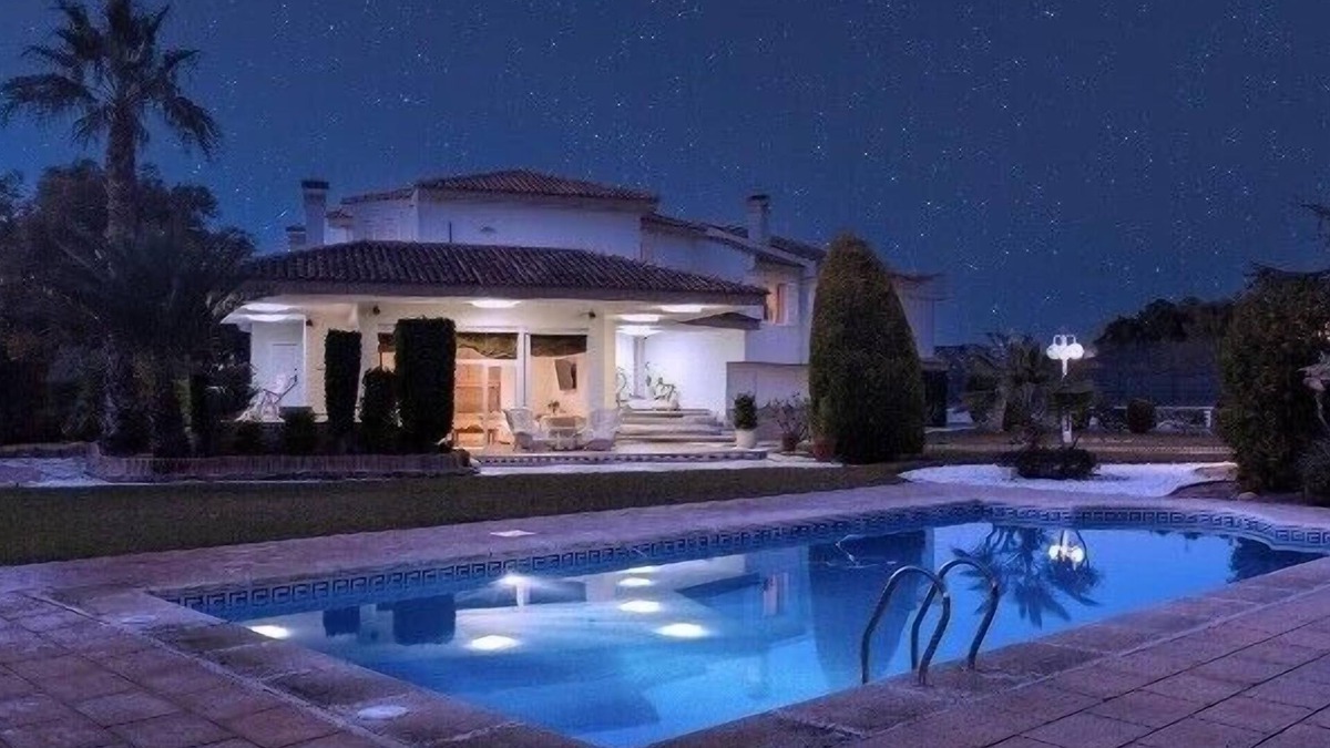 Santa Pola House | Large Luxury Villa , with Large Gardens , pool ,gym and tennis court.