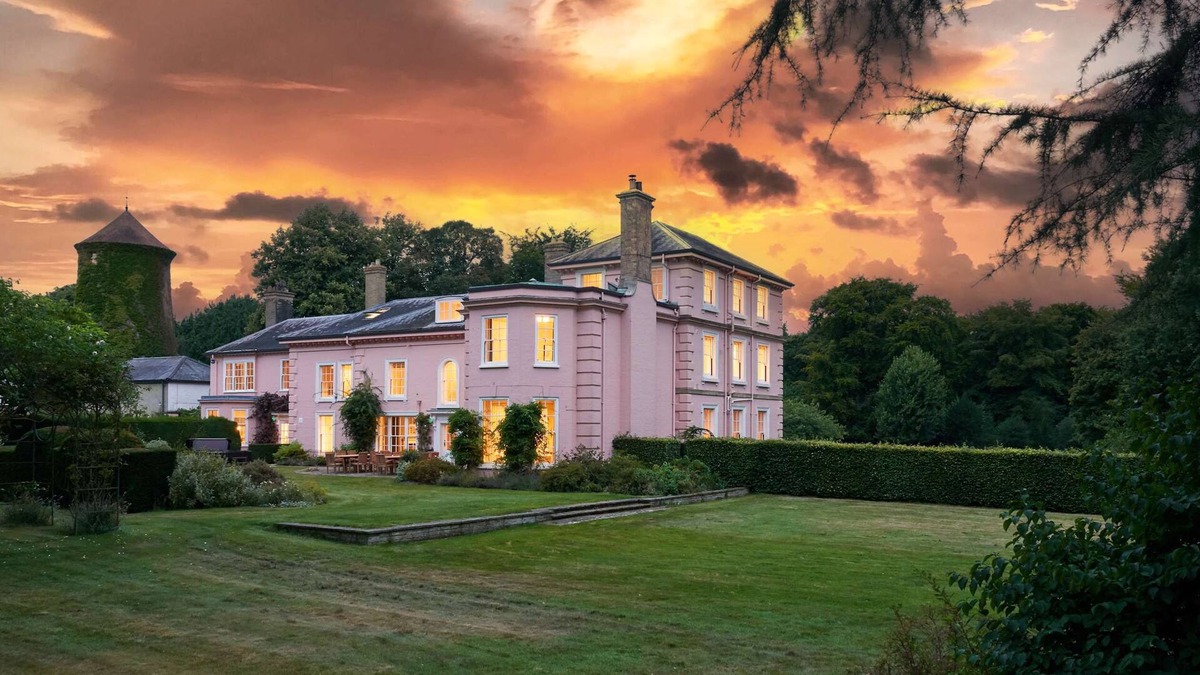 Norwich House | Large Manor House with Pool, Hot Tub & Gardens