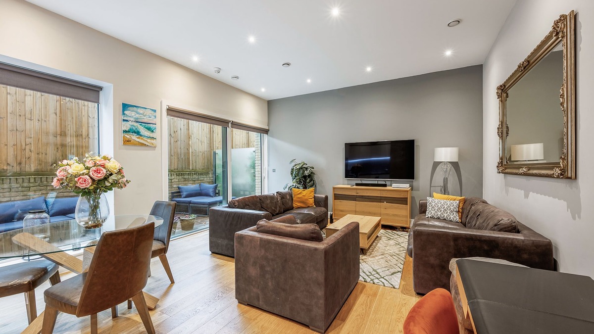 Southfield Apartment | Large Modern 1 Bedroom Apartment (767 sq ft) in a New Build