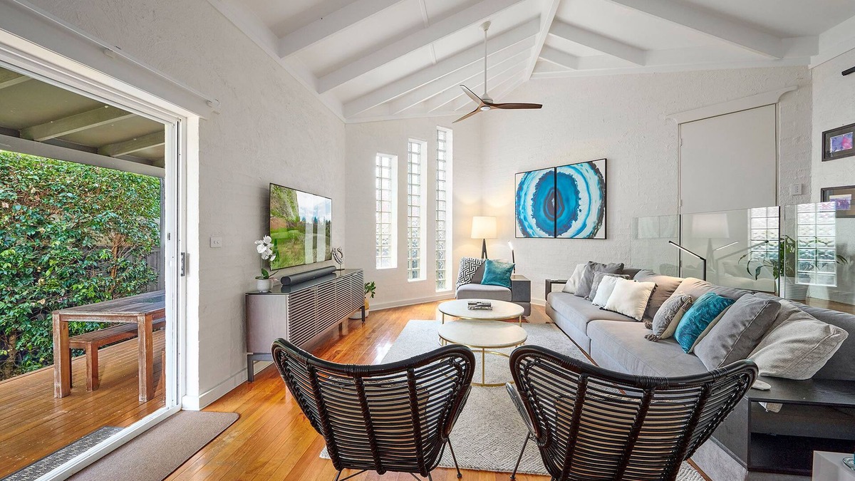 Suffolk Park House | Large Modern 2 Story Home with Byron Charm & 4 Beds