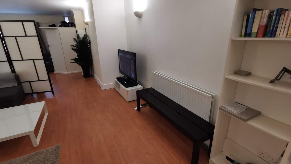 Whitechapel Apartment | Large modern GF 1-bed apartment in Whitechapel. Sleeps 4.